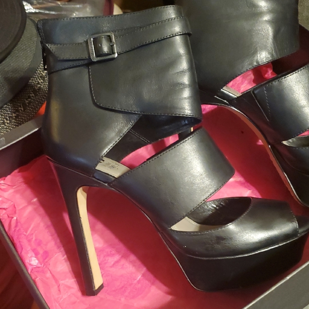 Vince Camuto Black Platform Heels with Strappy Design - Picture 3 of 14